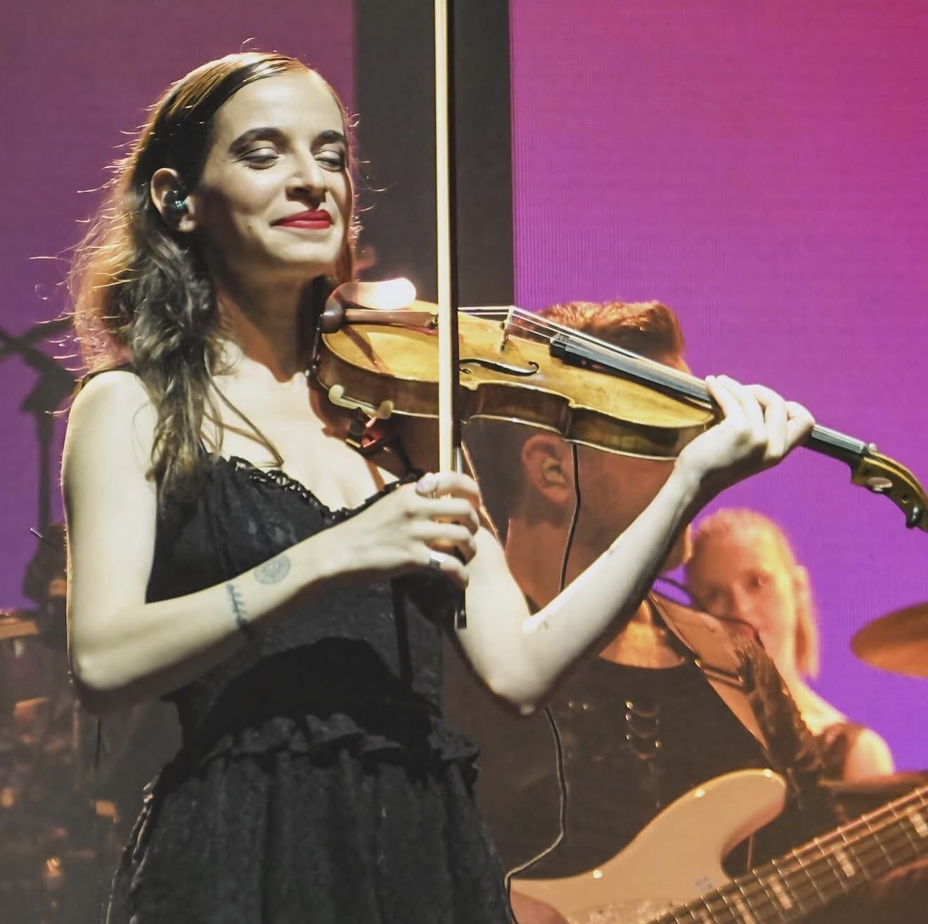 Berfin Aksu playing violin on stage